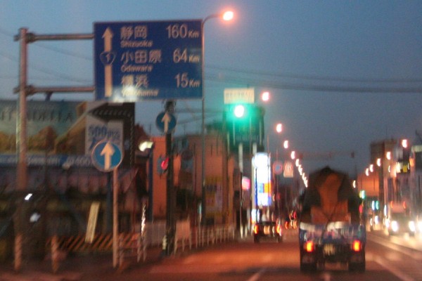 川崎市に入ると青看板に「静岡」の文字が…