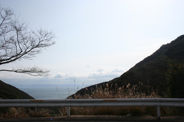 谷間から覗く大阪湾